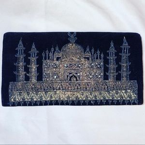 Vintage wallet in excellent condition.